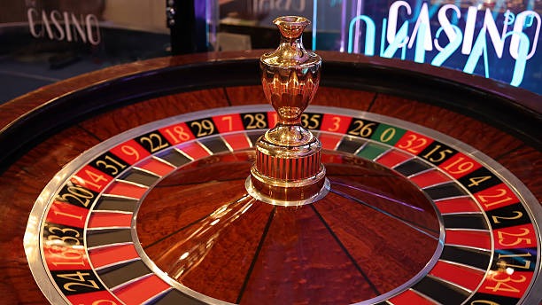 hoki108 live blackjack table with multilingual dealer interface on mobile screen